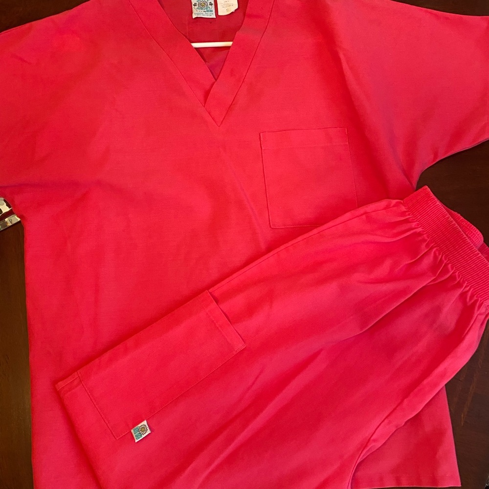 Fucia Scrub set size small